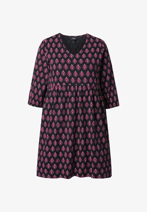 Sort kjole med V-hals, korte ærmer og en flagrende design. Har et pink diamanter mønster over det hele og en samlet talje.