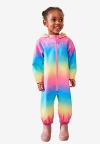 Kleurrijk regenpak met een gradient patroon in roze, blauw en gele tinten. Gemaakt van lichtgewicht materiaal, inclusief een rits aan de voorkant en een capuchon.