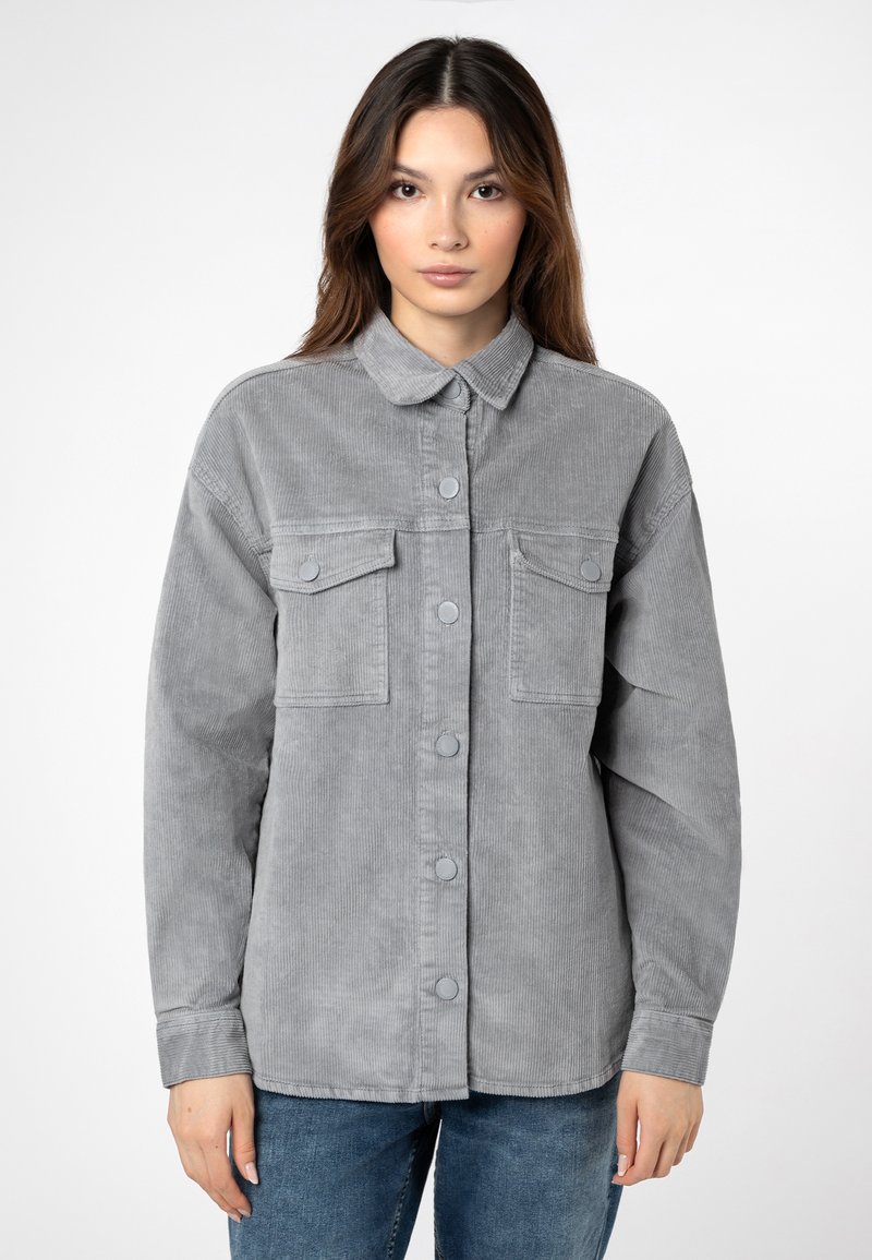 Grijze corduroy overhemdjack met een knoopsluiting aan de voorkant, twee borstzakken en een kraag. Met een textuurrijke stof en een ontspannen pasvorm.