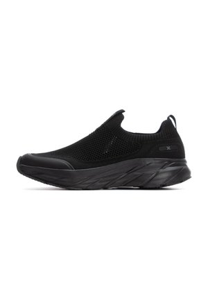Las zapatillas negras sin cordones cuentan con una parte superior de malla texturizada, suela de goma y un diseño suave y contorneado con una pestaña trasera para ponerlas fácilmente.