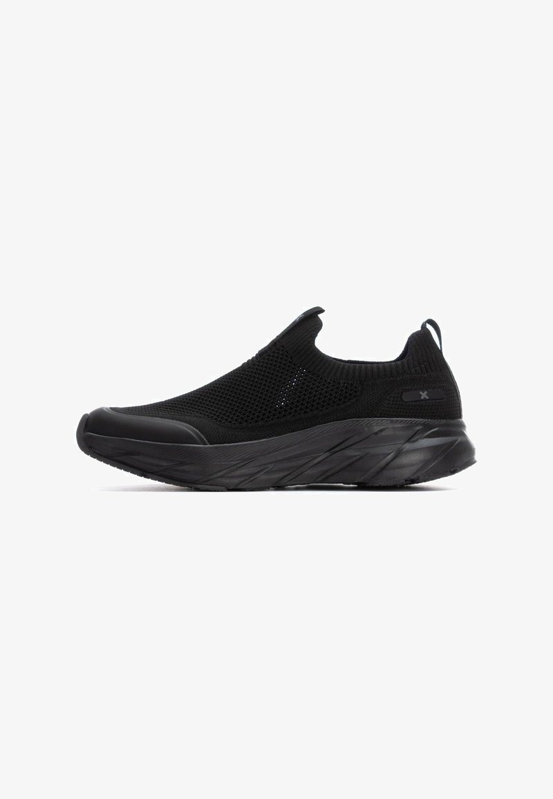 Las zapatillas negras sin cordones cuentan con una parte superior de malla texturizada, suela de goma y un diseño suave y contorneado con una pestaña trasera para ponerlas fácilmente.