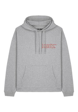 Un hoodie gris en tissu doux, comportant une poche avant, des poignets côtelés et un design textuel rouge sur la poitrine.