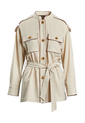 Beige Jacke mit Stehkragen, zwei aufgesetzten Taschen, goldenen Knopfverschlüssen und kontrastierenden braunen Paspelierungen. Verfügt über einen Gürtel in der Taille.