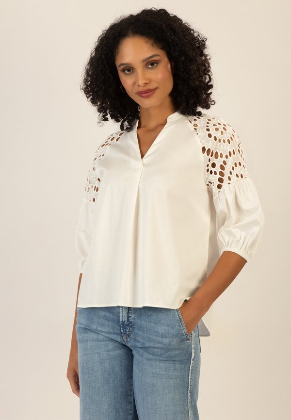 MIT LOCH - Bluse - creme