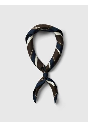 Zijden neksjaal met zwarte, marineblauwe en witte diagonale strepen, los geknoopt op een lichtgrijze achtergrond.