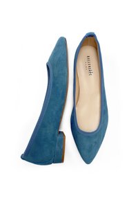 Ballerine blu di camoscio con punta affusolata, design minimalista, tacco basso e piccolo, e profilo a contrasto attorno all'apertura. Texture morbida.