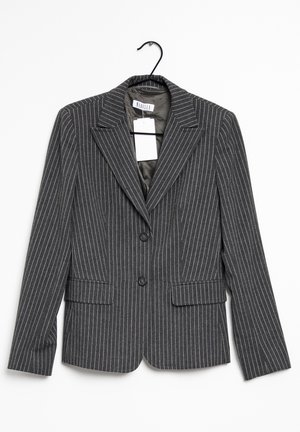 Donkergrijs krijtstreepcolbert met inkeping revers, twee knopen, zakken met klep aan de voorkant, hangend aan een zwarte hanger met een wit prijskaartje.