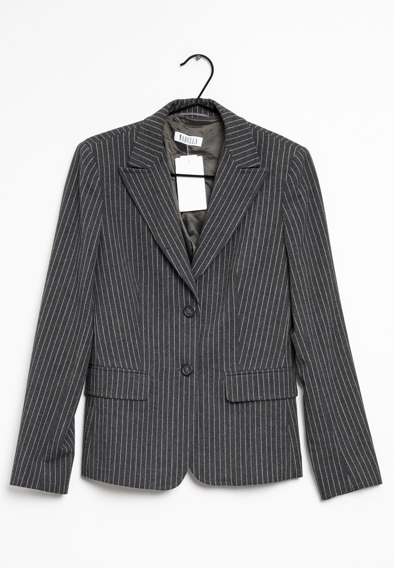 Blazer gris foncé à fines rayures avec revers crantés, deux boutons, poches à rabat sur le devant, suspendu à un cintre noir avec étiquette de prix blanche.