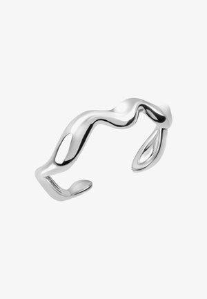 Bracciale a polsino in metallo argentato con un design astratto ondulato caratterizzato da superfici lisce e riflettenti e estremità curve, che creano un aspetto fluido.