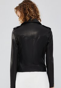 Zwarte leren motorjack met een aansluitend ontwerp, voorzien van epauletten op de schouders, een ronde kraag en zichtbare stikdetails op de rug.