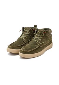 Stivaletti alla caviglia in suede verde scuro con suole in gomma beige, caratterizzati da lacci e cuciture verde chiaro e una colletto imbottito per il massimo comfort.
