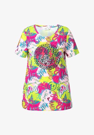 Korte mouwen T-shirt van zachte stof, met een levendig multi-kleurig graffiti patroon met bliksemschichten en accenten van dierenprint.