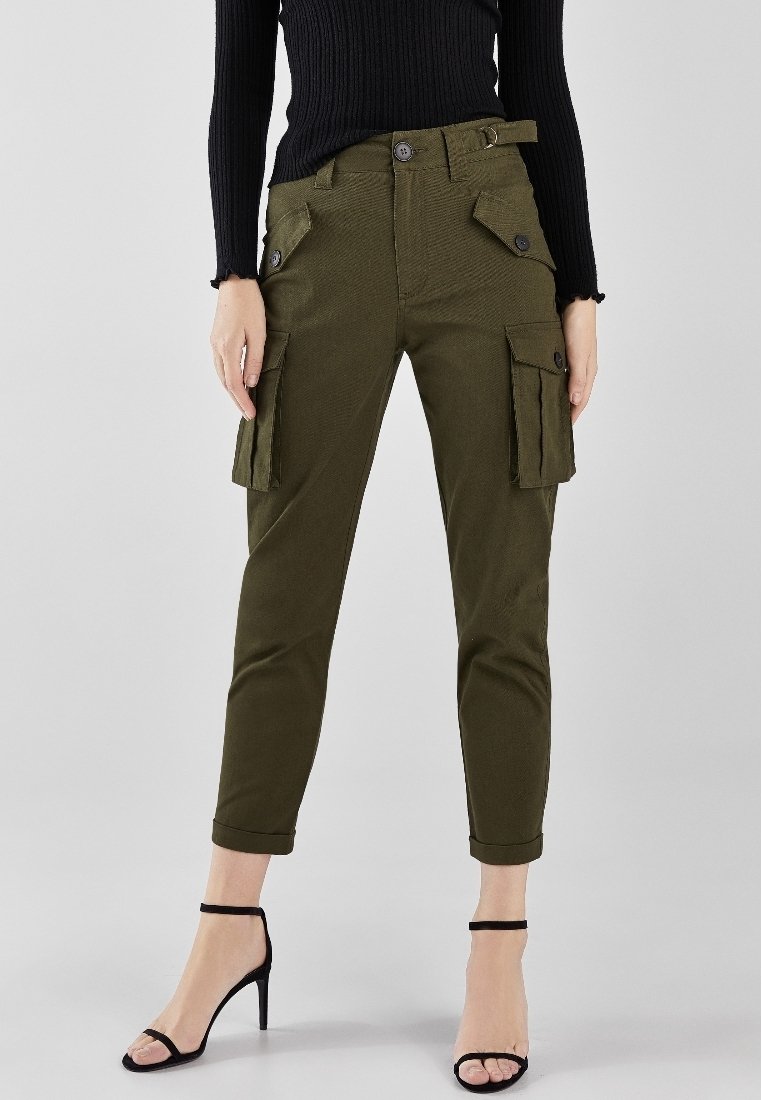 Olivově zelené cargo kalhoty slim fit, s bočními kapsami s překrytím, zapínáním na knoflíky a pasem s opaskem. Stretch materiál.
