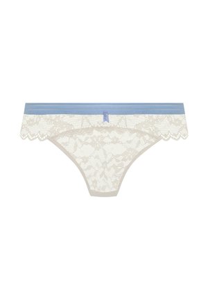 Tanga de encaje en tono nude con una cinturilla elástica azul. Presenta un patrón de encaje floral y bordes con forma de ola. Incluye un detalle de cinta azul.