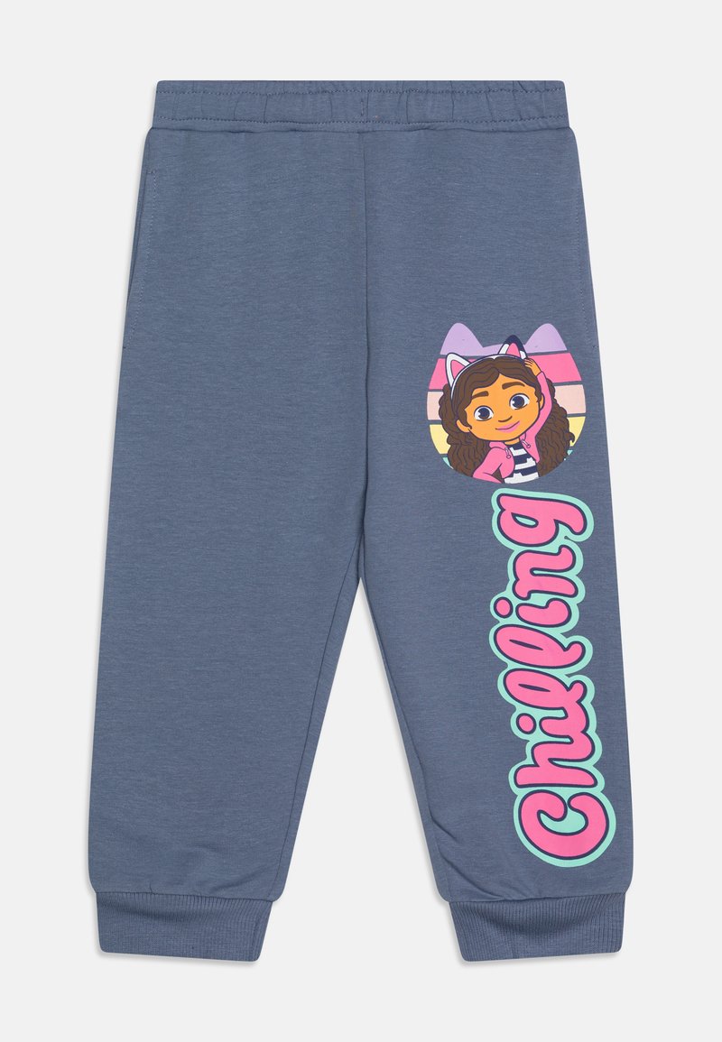 Zilā sporta bikses ar ribotām apakšmalām, ar raksturu grafiku un tekstu "Chilling" rozā un miņu akcentos kreisajā kājā.