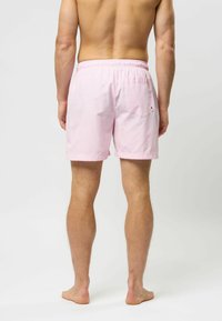 Rosa rutete badshorts med elastisk midje, enkel baklomme, og rullet kant, laget av lett stoff.