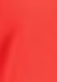 Tessuto color corallo con una superficie liscia, caratterizzato da una consistenza uniforme senza motivi o dettagli visibili.
