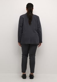 Šedá přizpůsobená blazers a kalhoty v kombinaci, hladká textura, klasický design, s čistou siluetou a bez viditelných zdobení nebo vzorů.
