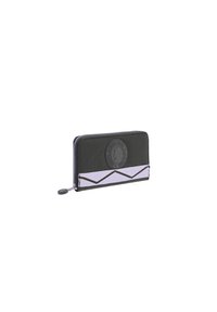 Cartera negra con un acabado texturizado, que presenta un logo circular, una banda geométrica de color púrpura claro y un cierre de cremallera con un tirador decorativo.
