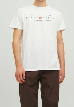 Biała bawełniana koszulka z okrągłym dekoltem, z centralnym czarnym napisem "JACK & JONES" oraz poziomymi liniami powyżej i poniżej.