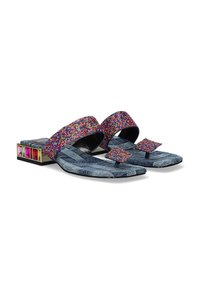 Las sandalias planas de denim presentan tiras de cuentas multicolores, una punta cuadrada y un tacón cuadrado bajo con un acento de joya en varios colores.