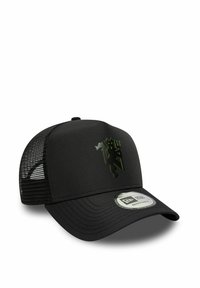 Schwarze Trucker-Cap mit grünem Logo, strukturierter Silhouette, Netzrücken und flachem Schild. Verstellbare Passform mit einem markierten Innenetikett.