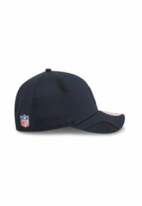 Marineblaue Cap mit gebogenem Schirm, aus einem Stoff gefertigt, der Netzpaneele und ein NFL-Logo an der Seite aufweist. Glatte Textur und strukturiertes Design.