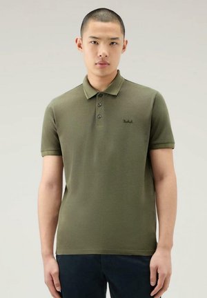 Polo shirt verde oliva in cotone, con colletto a tre bottoni, maniche corte e logo ricamato discreto sul petto.
