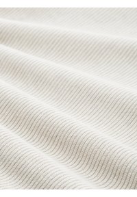 Gros plan d'un tissu blanc doux avec une texture côtelée verticale fine et des plis délicats créant de légères ombres.