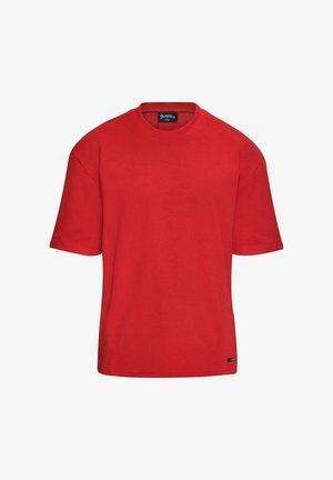 Czerwona koszulka z krótkim rękawem wykonana z bawełny. Posiada okrągły dekolt i prosty dół. Metka umieszczona wewnątrz kołnierza. Bez wzorów ani ozdób.