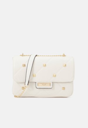 Valkoinen tikattu nahkainen olkalaukku, jossa on kultaiset neliönmalliset niitit, kultainen ketjuhihna ja etutaskun kansi, jossa on kultainen nimikyltti.