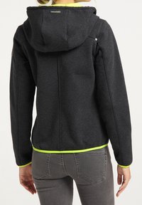 Svart huvtröja med kontrasterande neongröna detaljer vid fållen och ärmsluten, med en slät tygkänsla och figursydd design.