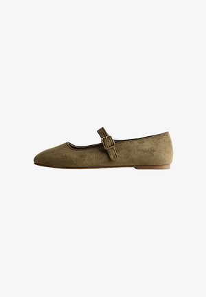Chaussure plate Mary Jane en daim vert olive avec un bout arrondi, une bride à boucle ajustable et une semelle marron clair.