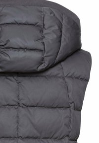 Graue Pufferjacke mit gesteppten Abschnitten, ausgestattet mit einem hohen Kragen und einer glatten, glänzenden Stofftextur. Genähte Nähte sind sichtbar.