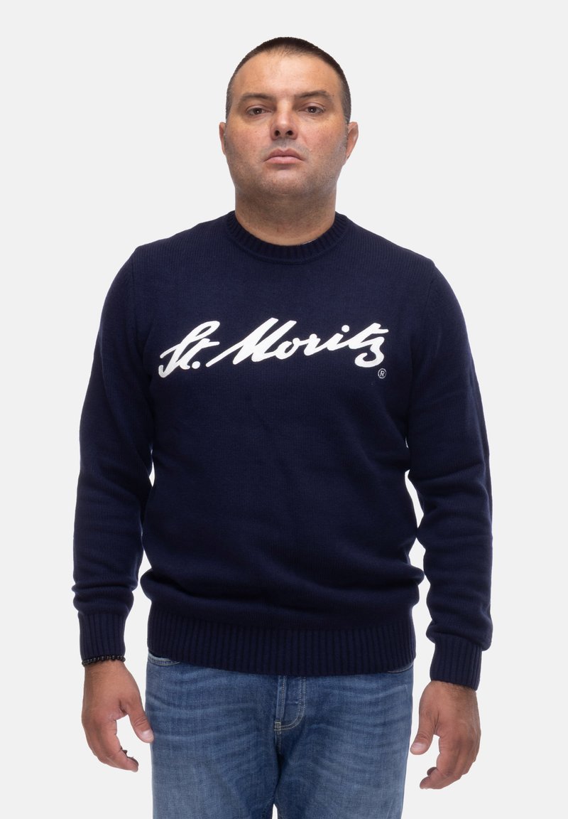 Maglione lavorato a maglia blu navy con collo rotondo e polsini a costine. Presenta il testo bianco "St. Moritz" in evidenza sul petto. Vestibilità casual.