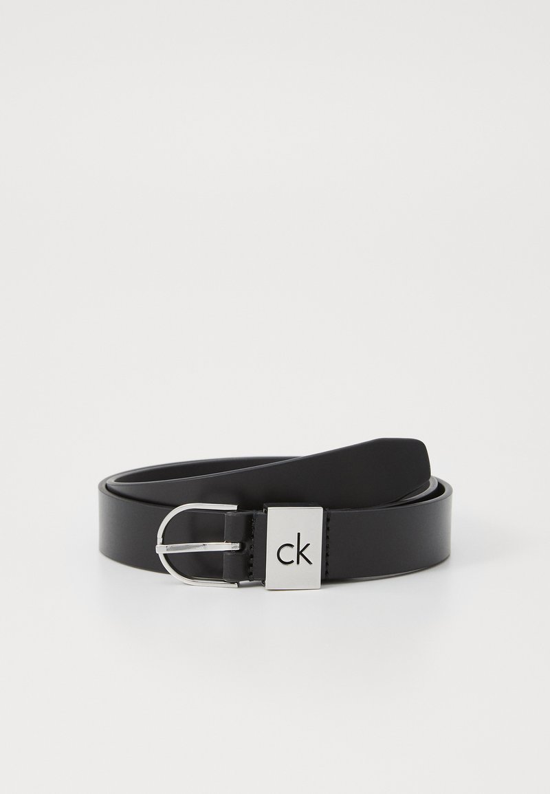 Zwarte leren riem met een zilveren rechthoekige gesp met het "ck" logo. De riem heeft een gladde textuur en een klassiek ontwerp.