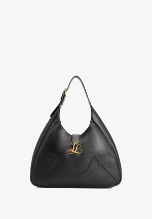 Bolso de cuero negro texturizado con un asa superior curva y las iniciales decorativas doradas "SL" en la solapa frontal.