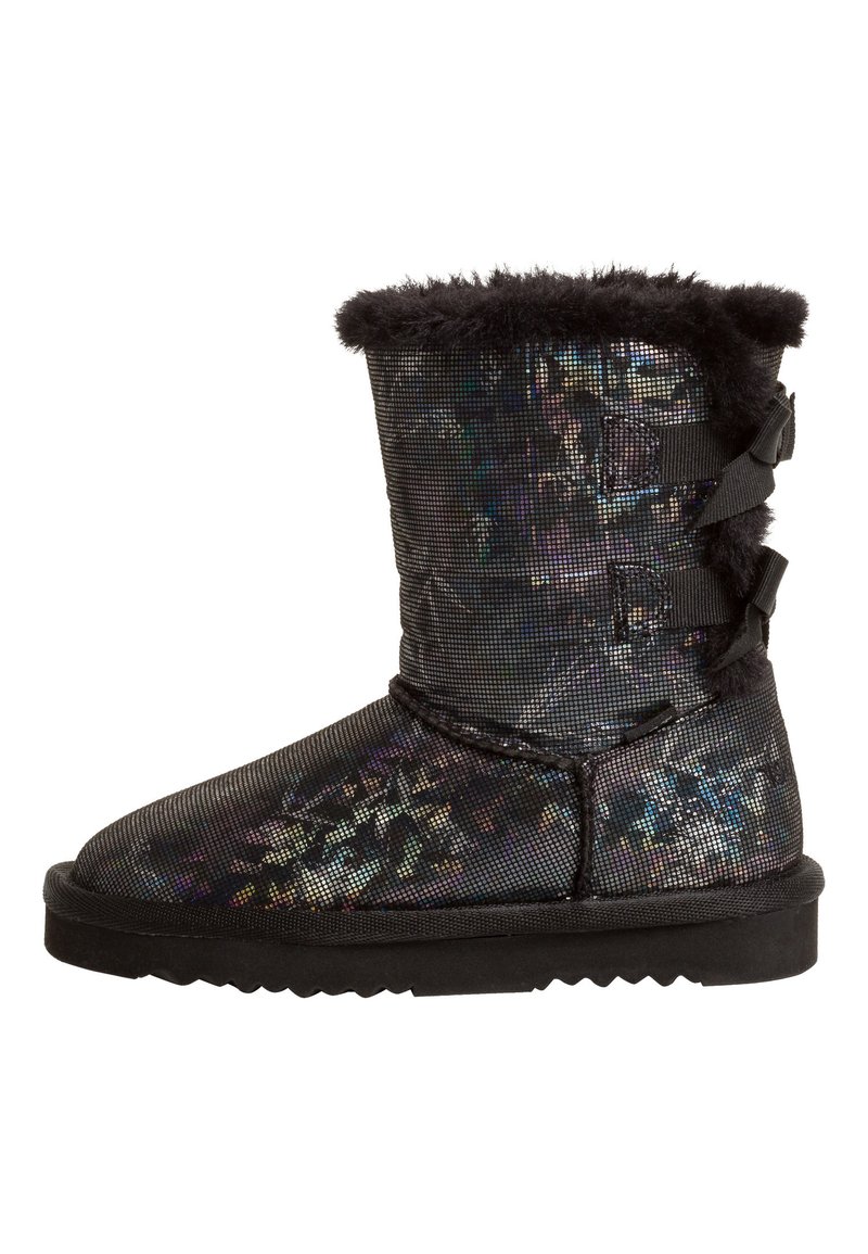 Bottes de cheville doublées de fourrure noire avec un extérieur en maille irisée, présentant une surface texturée, un bout rond et trois sangles décoratives sur le côté.