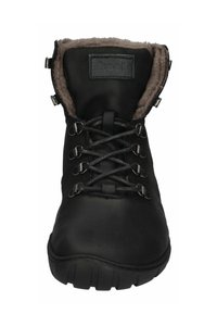 Schwarzer wasserdichter Stiefel mit vorderer Schnürung, Kunstfellfutter, metallischen Beschlägen und profillierter Sohle. Verfügt über ein Logo-Patch auf der Zunge.