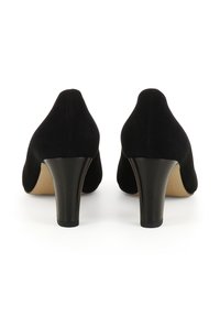 Escarpins noirs en daim avec dos arrondi et talons noirs résistants de 7,5 cm, présentant une finition lisse et un design classique.