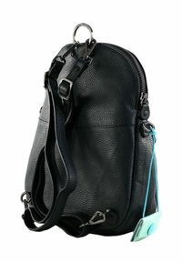 Zaino in pelle nera texture con accessori in metallo argento, spallacci regolabili, chiusura con cerniera e un piccolo tag turchese attaccato da un filo blu.