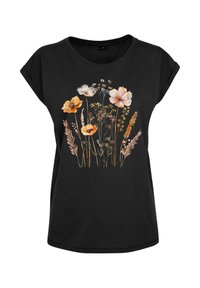 Svart t-skjorte med blomsterprint med forskjellige blomster i oransje, hvitt og gult mot en mørk bakgrunn; rund hals og kortermet.