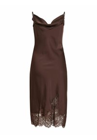 Robe nuisette en satin marron avec fines bretelles, décolleté bénitier et bordure en dentelle ornée de motifs floraux le long de l'ourlet.