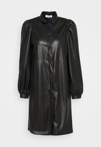 Robe en cuir noir avec un col à revers, un devant boutonné et des manches longues bouffantes. Texture lisse avec une silhouette élégante et sans motifs.