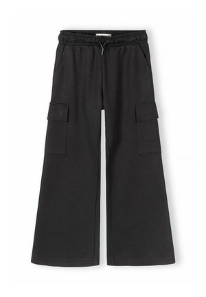 Czarne szerokie spodnie cargo z elastycznym pasem, sznurkiem ściągającym, bocznymi kieszeniami oraz klapowymi kieszeniami na obu udach.