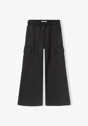 Pantalon cargo noir à jambes larges avec taille élastique, cordon de serrage, poches latérales et poches à rabat sur les deux cuisses.