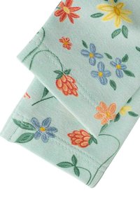 Baumwollstoff in hellblau mit Blumenmustern. Beinhaltet rote, orange, gelbe und blaue Blumen, mit grünen Blättern und detailliertem Stich.