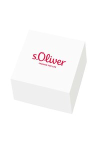 Scatola rettangolare bianca con superficie liscia. La parte anteriore presenta del testo rosso: "s.Oliver FASHION FOR LIFE." Nessun motivo o accessorio aggiuntivo.