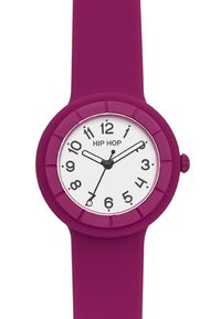 Lilla silikoneur med en hvid urskive, sorte timeindikatorer og to sorte visere. Bezellet har et struktureret design med små riller.