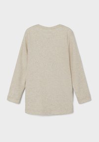 Langermet skjorte i lys beige, ribbet tekstur, rund hals, og litt løs passform. Ingen synlige logoer eller mønstre på baksiden.